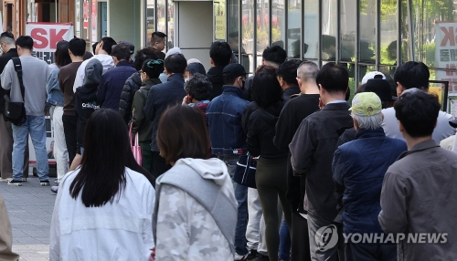 가입자 유심(USIM) 정보를 탈취당한 SK텔레콤이 유심 무료교체 서비스를 시작한 지난 28일 서울 시내 한 SKT 대리점에서 시민들이 유심 교체를 위해 줄을 서 차례를 기다리고 있다.