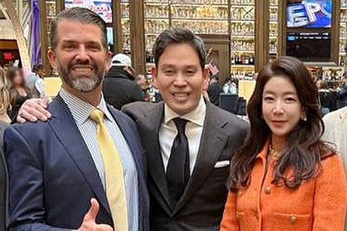 용진 신세계그룹 회장과 부인 한지희 여사가 지난 18일(현지시간) 미국 워싱턴DC에서 트럼프 주니어를 만나고 있다.
