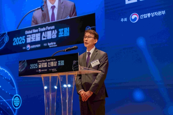 산업통상자원부와 KOTRA는 4월 29일 서울 코엑스에서 '2025 글로벌 신통상 포럼'을 개최했다. 포럼 당일 행사에 앞서 이지형 KOTRA 경제통상협력본부장이 개회사를 하고 있다.