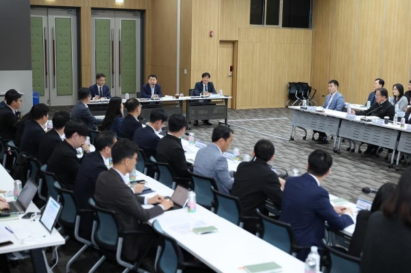 한국수자원공사는 4월 29일 대전 본사에서 2025년 녹조 대응을 위한 첫 회의를 개최하고, 전사 차원의 대응체계를 본격적으로 가동했다.이날 윤석대 사장(사진 가운데)은 회의를 직접 주재하며, 국민 생활과 수질 안전 확보를 위한 선제적 대응의 중요성을 강조했다.