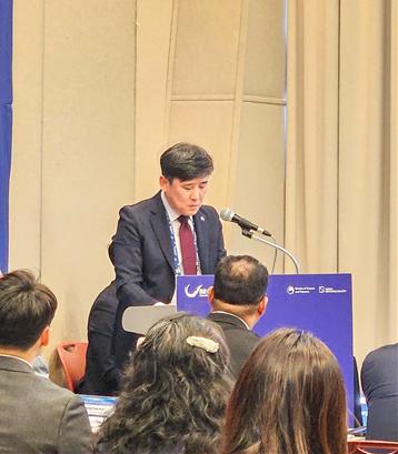 4월 29일 오전 부산 벡스코에서 열린 '제1회 소규모 어업의 지속가능한 발전을 위한 어선 현대화 콘퍼런스'에서 김준석 한국해양교통안전공단(KOMSA) 이사장이 개회사를 하고 있다.