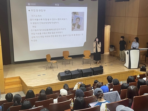 재능대학교 대학일자리플러스센터 주관 '진로‧취업 멘토링' 프로그램에서 간호학과 졸업생이 재학생들에게 의료현장 경험과 취업 노하우를 전수하고 있다.(사진제공=재능대학교)
