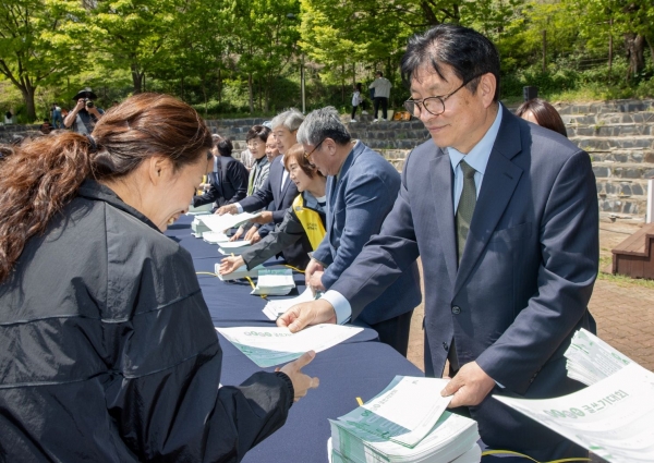 인천시교육청(교육감 도성훈)은 지난 26일 인천대공원에서 관내 초등학교 학생들을 대상으로 지속 가능한 탄소중립 사회 실현과 생태 시민 양성을 위한 '푸른인천글쓰기대회'를 개최했다.