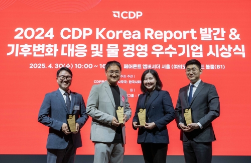 (왼쪽부터) 현대자동차 정재목 안전기획실장, 경영전략3실장 황동철 상무, 기아 조형주 탄소중립전략팀장, 정현우 안전환경센터 책임매니저가 '2024 CDP 코리아 어워드'에서 기념사진을 촬영하고 있다.[사진=현대자동차그룹]