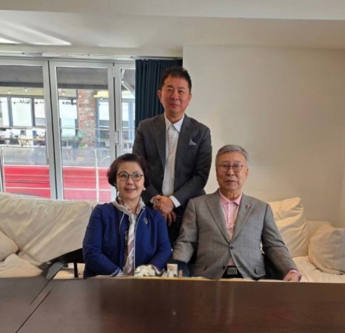 이원길 엔에스이엔엠 회장(가운데)과 김창준 한미연구원 이사장(맨 오른쪽) 및 제니퍼 안 부이사장. [사진=엔에스이엔엠]