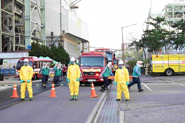 4월 29일 한국중부발전 안전한국훈련 상황으로 유해화학물질 누출 구역 통제와 부상자 구조를 위해 출동하고 있다.