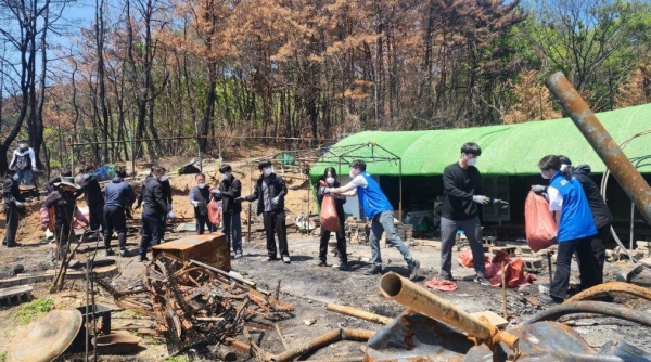 국가철도공단 영남본부 직원들이 4월 30일 울산시 울주군 소재 하대마을에서 화재 잔해물 및 쓰레기 수거 작업을 하고 있다.
