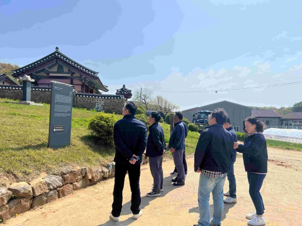인천환경공단 강화사업소 직원들이 고려 후기 문신 이규보 선생의 묘소를 방문해 청렴정신을 되새기며 의견을 나누고 있다.