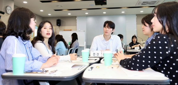 한전KDN 지역 대학생 기업탐방 프로그램 중 멘토링 진행 모습.