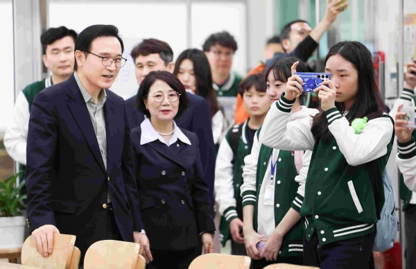 경기도교육청(교육감 임태희)이 지역사회 협력에 기반하고 학교 밖 자원과 연계해 운영하는 세상에서 가장 큰 학교, '2025년 경기공유학교'의 질적 도약을 추진한다.