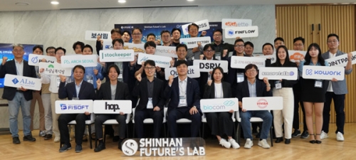 이날 행사에 참석한 (사진 앞줄 왼쪽에서 네번째)박선배 신한벤처투자 사장을 비롯한 신한금융그룹 관계자 및 신규 선발된 11기 스타트업 관계자들이 기념촬영을 하고 있다. [사진=신한금융]