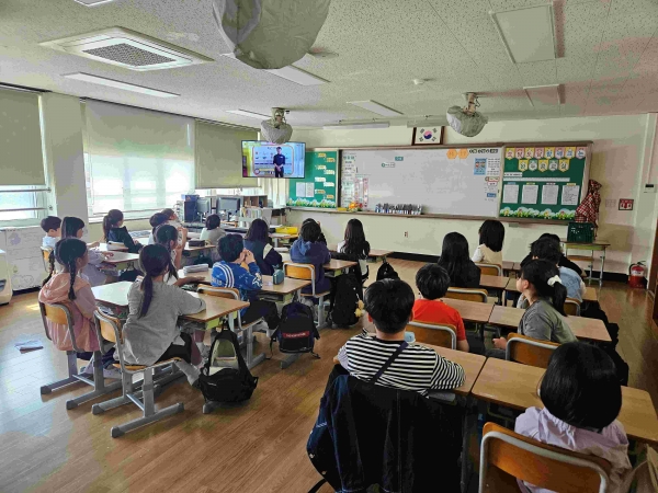 경기도교육청안전교육관(관장 윤성옥)이 2일부터 7월 25일까지 도내 초중고 325개교, 172,617명의 학생을 대상으로 '실시간 온라인 안전교육'을 실시한다.