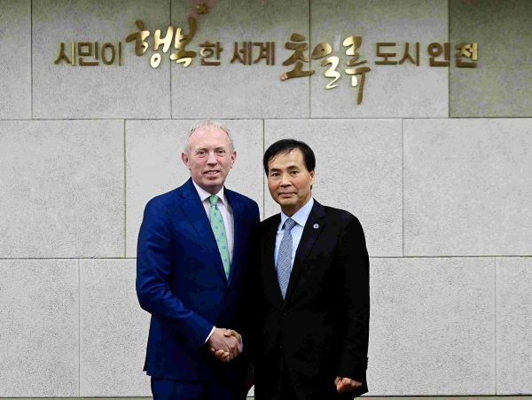 인천시 황효진 글로벌도시정무부시장이 1일 시청 영상회의실에서 티미 둘리 아일랜드 농식품해양부 차관과 협력방안을 논의한 뒤 기념촬영을 하고 있다.