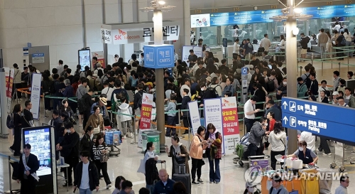 지난 1일 인천국제공항 제1여객터미널 출국장 내 SK텔레콤 로밍센터에서 출국자들이 유심 교체를 위해 줄을 서고 있다.