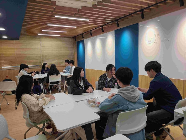 인천시교육청(교육감 도성훈)은 지난 3일 인일여자고등학교에서 진로 독서 프로젝트를 주제로 학생 멘티단 5월 정기회를 개최했다.