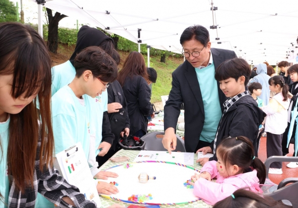 인천시교육청(교육감 도성훈)은 제103회 어린이날을 기념해 지난 3일 경인교육대학교 인천캠퍼스에서 열린 '제2회 인천 어린이 놀이 축제'를 성황리에 마쳤다.