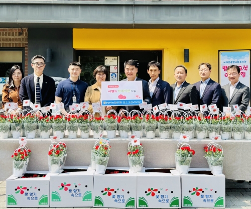 농협은행 리스크관리부문 양재영 부행장(왼쪽에서 5번째)과 임직원들이 가정의 달을 맞아 서대문종합복지관에 카네이션을 전달했다. [사진=NH농협은행]