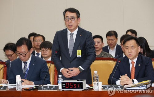 유영상 SK텔레콤 대표이사가 지난달 30일 국회 과학기술정보방송통신위원회의에서 열린 방송통신 분야 청문회에서 유심 해킹 사태에 대해 사과하고 있다.