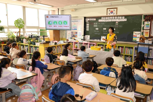 인천환경공단 환경해설사가 소각열로 재배한 카네이션을 활용해 인천초은초등학교 학생들에게 찾아가는 환경교육을 진행하고 있다.