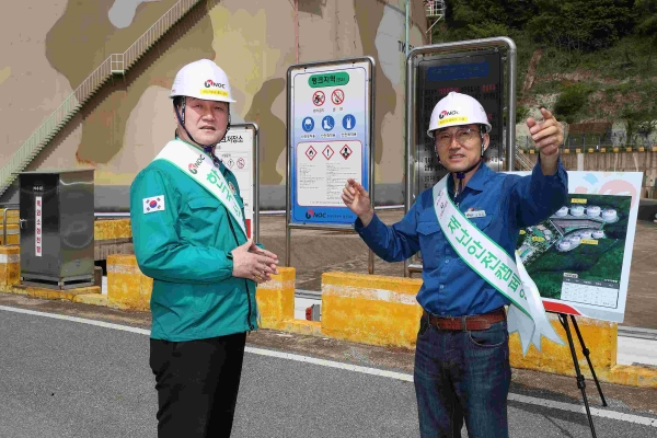 한국석유공사 최문규 부사장(사진 왼쪽)이 용인석유비축기지에서 2025년 집중안전점검을 하고있다.