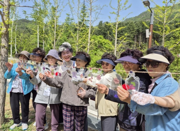 8일 강원도 춘천시 신북읍 국립춘천숲체원에서 시니어웰라이프 교육 프로그램에 참여한 어르신들이 압화 만들기 체험 후 서로 작품을 감상하고 있다.  (사진제공=한국산림복지진흥원 국립춘천숲체원)