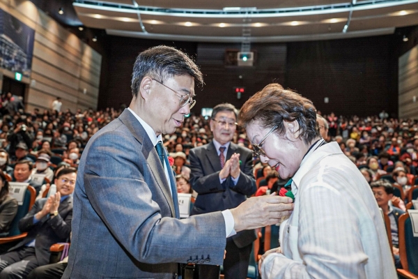 신상진 성남시장이 제53회 어버이날 기념식에 참석해 어르신께 카네이션을 달아드리고 있다.