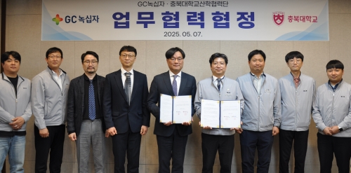 (왼쪽부터) 손동주 약학과장, 김지훈 약학부학장, 한상배 약학대학장과 박형준 GC녹십자 오창 공장 본부장이 MOU를 체결하고 기념 촬영을 하고 있다.