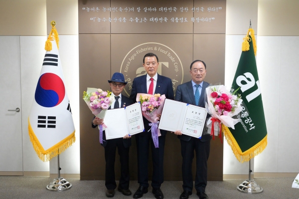 무궁화 보급 공로자 표창장 수여-홍문표 aT 사장(중앙), (사)무궁화총연합회 백일환 회장(좌측), 고양시 지도농협 장순복 조합장(우측)