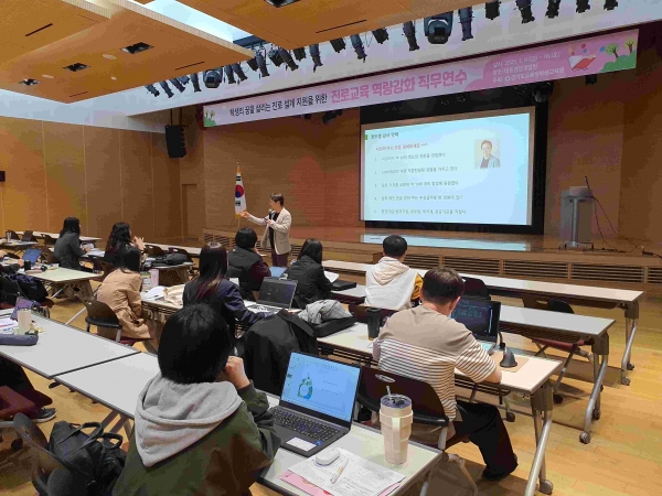 경기도교육청학생교육원(원장 김계남)이 학생들의 진로 설계 지원을 위한 '진로교육 역량강화 직무연수'를 실시한다.