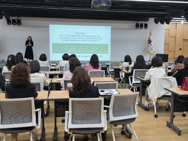 경기도교육청(교육감 임태희)이 유치원 자율장학의 실효성을 높이고자 공립유치원 원감 50명을 '자율장학 컨설팅단'으로 위촉하고 실행 중심 역량 강화 연수를 실시한다.