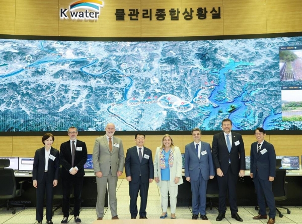 5월 13일, 대전 본사 물관리종합상황실에서 윤석대 한국수자원공사 사장(사진 왼쪽 네 번째)과 주한 유럽연합(EU) 및 4개 회원국 대사 대표단이 기념사진을 촬영하고 있다.(사진 왼쪽 다섯 번째 마리아 카스티요 페르난데즈(Maria Castillo Fernandez) 주한 유럽연합 대사)이날 한국수자원공사는 주한 유럽연합(EU) 및 4개 회원국 대사 대표단에 초격차 물관리 기술과 연구개발(R&D) 역량을 선보이며, 국제협력 확대 방안을 논의했다.