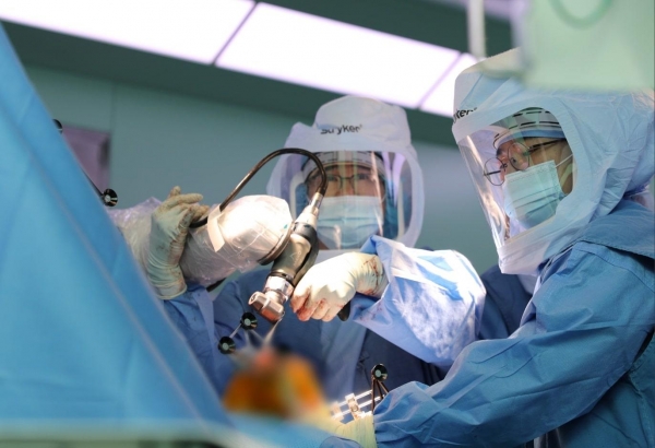 한림대학교동탄성심병원 정형외과 송시영 교수가 마코 로봇 인공관절수술을 시행하고 있다.