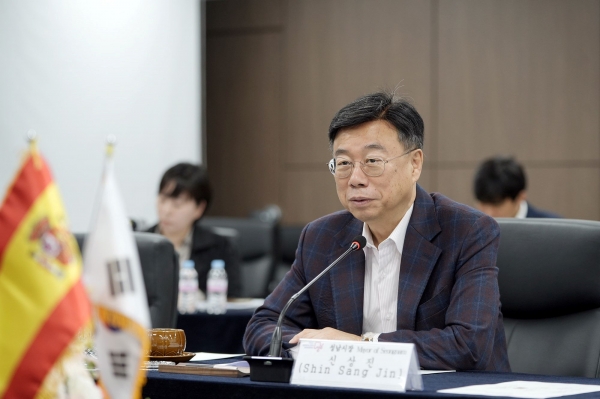 신상진 성남시장은 13일 시청 제1회의실에서 세계 최대 스마트시티 전시회인 '스마트시티 엑스포 월드 콩그레스(Smart City Expo World Congress, SCEWC)' 대표단을 접견하며 인사말을 하고 있다.