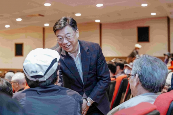 신상진 성남시장이 노인일자리 참여자 혹서기 안전교육에 참석해 일자리 참여자들과 대화하고 있다.