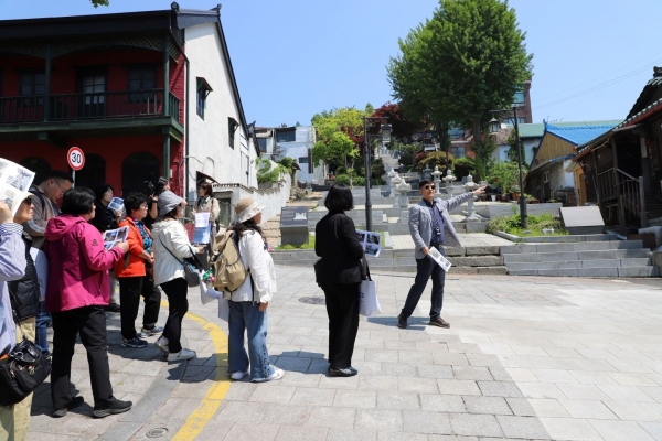 국립인천대 중국학술원(원장 장정아)은 5월 12일 오전 인천연구원(인차이나포럼), 인천인재평생교육진흥원과 공동 기획한 '2025 인차이나시민아카데미' 수강생 30여 명을 대상으로 인천차이나타운 답사 프로그램을 실시했다.