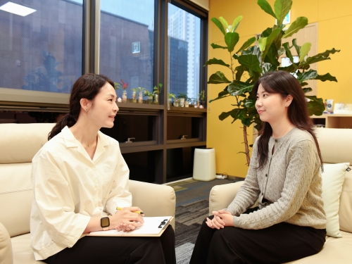 삼성바이오에피스 임직원이 사내 전문 심리 상담사에게 심리 상담을 받고 있다.