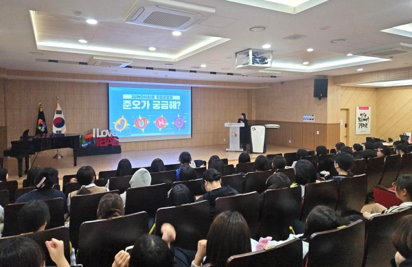 준오헤어 이현 본부장이 인천뷰티예술고등학교 학생들을 대상으로 진로 특강을 진행하고 있다. (사진제공=재능대학교)