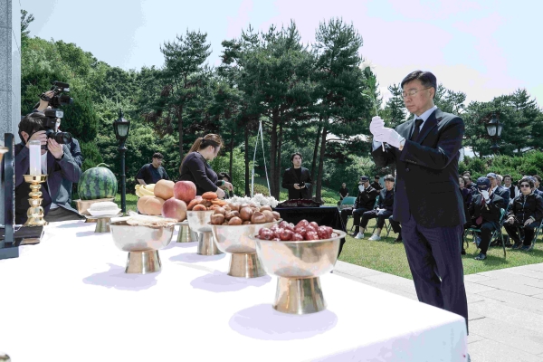 신상진 성남시장이 현충탑 이전 앞두고 '성남시 현충탑 위령제' 참석해 헌화를 하고 있다.