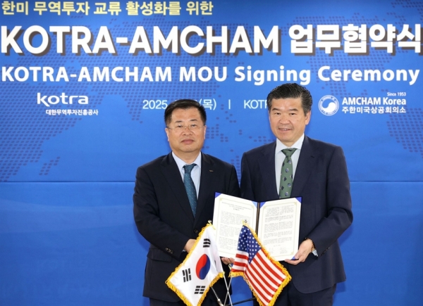 강경성 KOTRA 사장(왼쪽)과 제임스 김 주한미국상공회의소 회장 겸 대표이사(오른쪽)는 15일 KOTRA 본사에서 한미 기업간 비즈니스 협력과 국내 외국인 투자유치 촉진을 위한 업무협약을 체결했다.