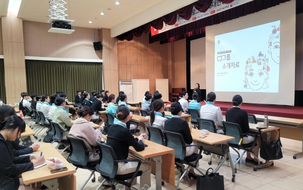 CJ대한통운 인사담당자가 재능대 재학생들에게 채용정보를 안내하고 있다. (사진제공=재능대학교)