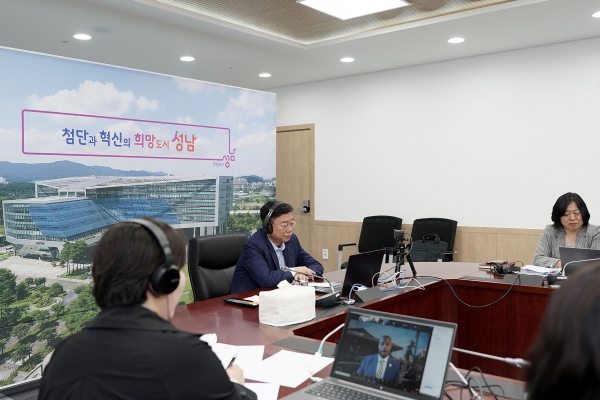 신상진 성남시장이 14일 오전(한국시간) 미국 노스캐롤라이나주 하이포인트(High Point)의 시릴 제퍼슨(Cyril Jefferson) 시장과 화상회의를 하고 있다.