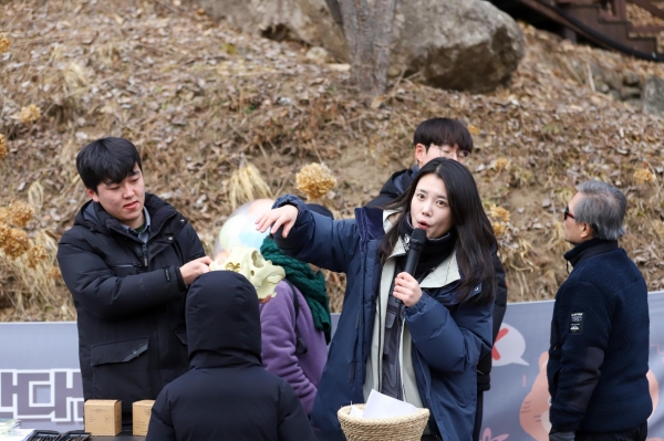 국립백두대간수목원 호랑이숲에서 관람객 대상 해설 진행하는 모습