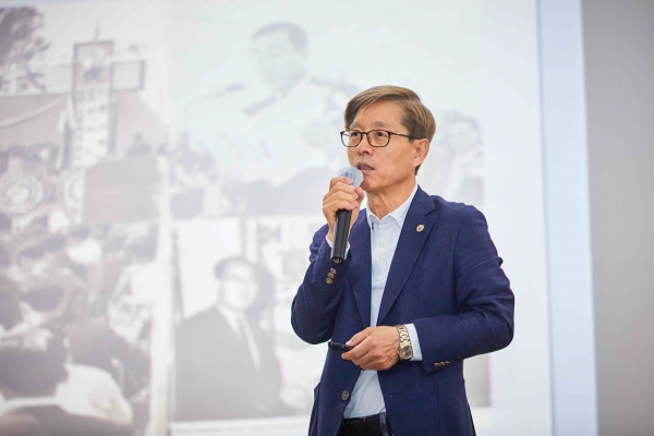 김두한 인하대 총동창회장이 인하와 인천 특강에서 학생들에게 강의를 펼치고 있다.