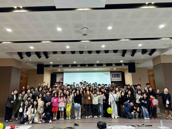 인하대 60주년 기념관에서 열린 제628돌 세종대왕 나신 날 기념 '우리말 겨루기 대회' 행사의 참석자 단체촬영 모습.