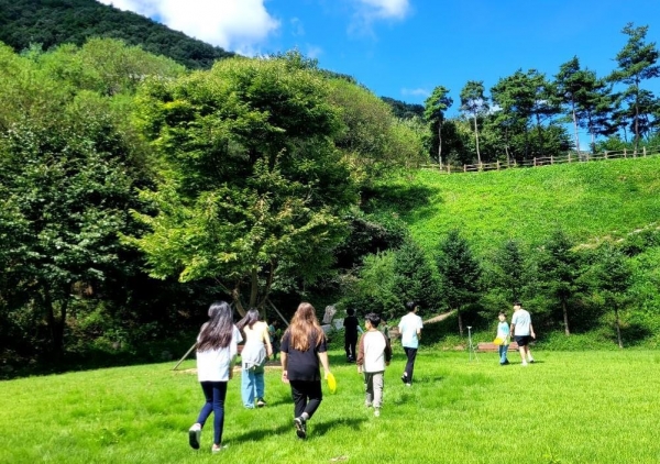 청소년 대상 산림치유프로그램 운영 모습(사진제공=한국산림복지진흥원)