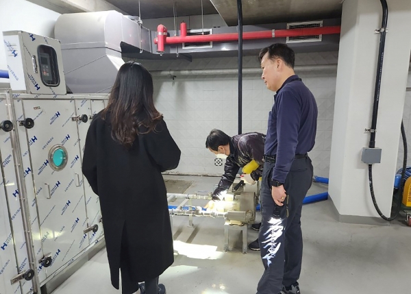 성남시 수정구 신흥2동 소재 아파트 건물에 있는 정화조 악취정화시설 점검 모습.