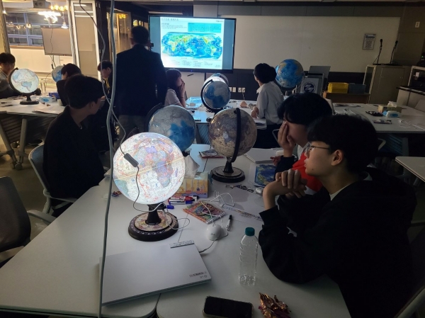 경기도교육청미래과학교육원(원장 박정행)이 과학전시관 자원을 활용하여 고등학교 1~2학년 학생을 대상으로 '미래 과학자 꿈 지원' 공유학교를 운영한다.