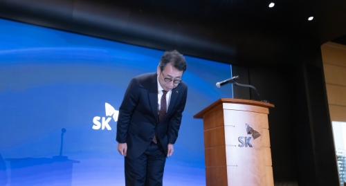 유영상 SKT 대표이사가 2일 고객 보호 위한 추가 조치 발표 설명회에서 고개 숙여 사과하고 있다.