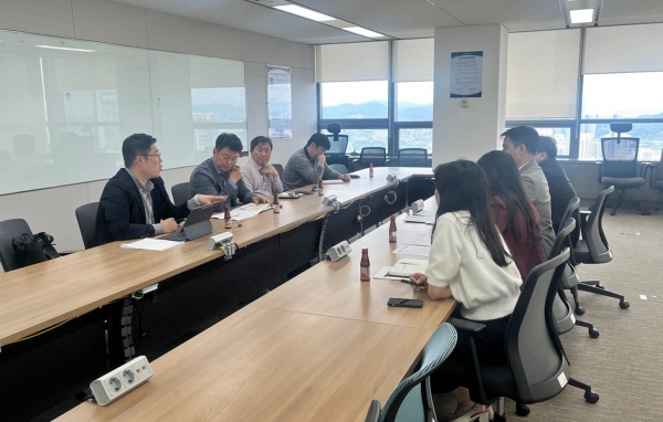 인천항 '컨' 터미널 운영사 협의회에서 인천항만공사 직원들과 4개 '컨' 터미널 운영사 운영팀장들이 의견을 나누고 있다(사진제공 = 인천항만공사)