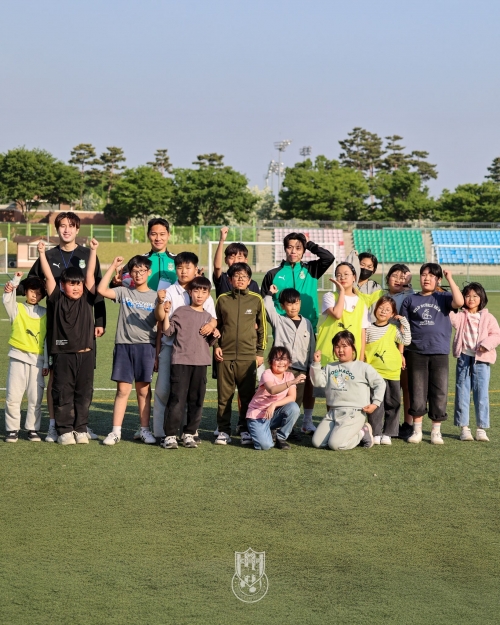 한수원축구단이 경주지역 아동센터와 초등학교를 방문해 재능기부 활동을 시행중이다.